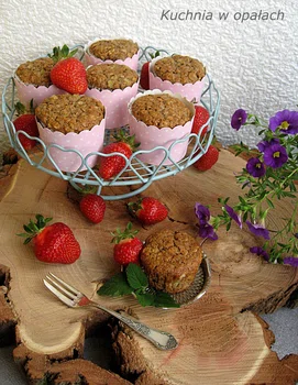 Owsiane muffinki z rabarbarem w towarzystwie truskawek