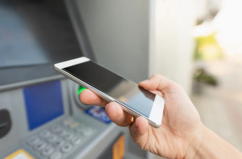 Płatny BLIK za wypłaty z bankomatów? Popularny bank wprowadza zmiany