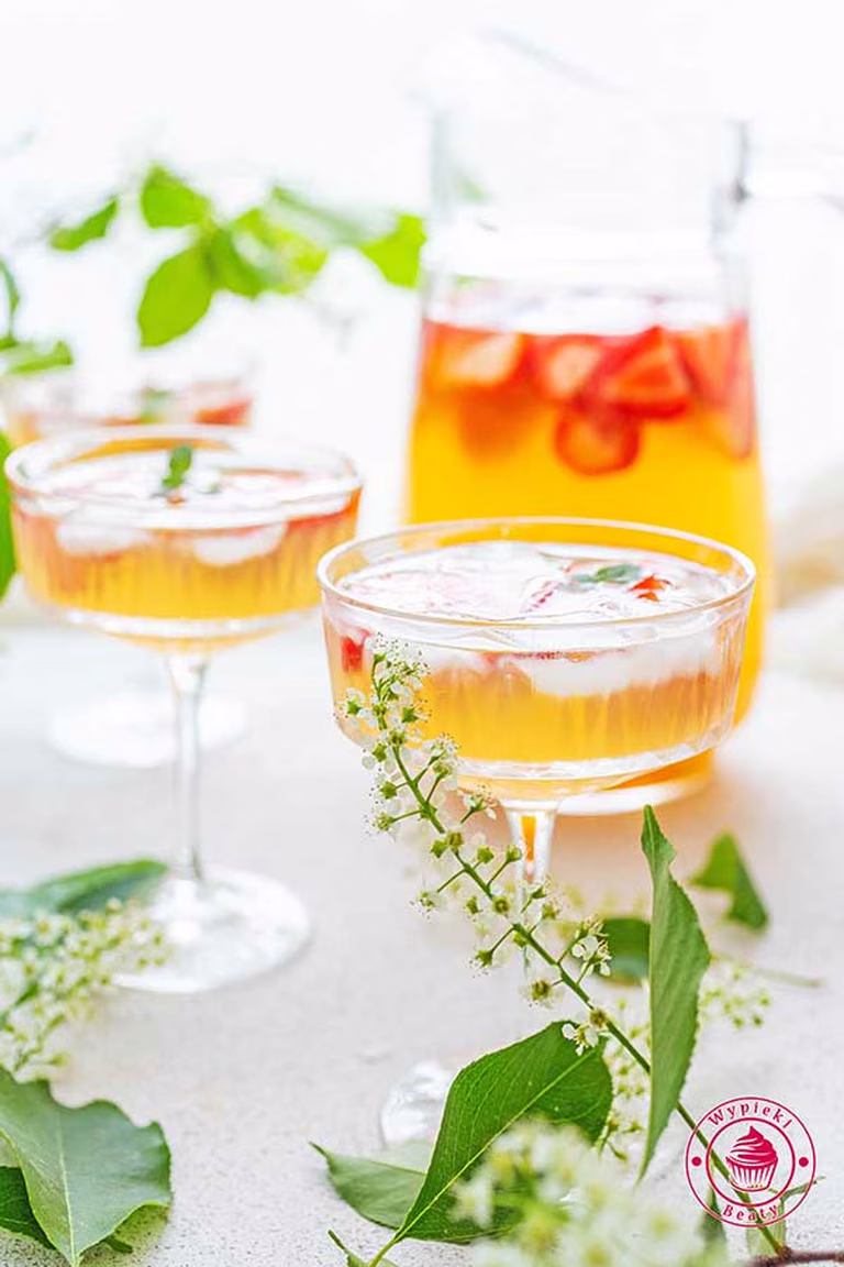 Sangria rabarbarowo-truskawkowa