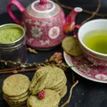 Maślane ciasteczka Matcha z dodatkiem pestek dyni.