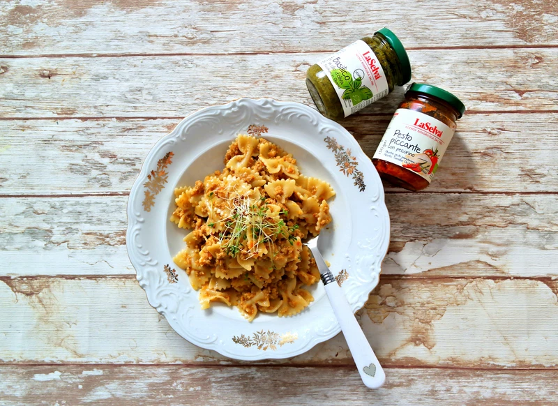 Makaron w sosie mięsno - warzywnym