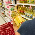 Trwa bojkot oleju Kujawskiego! Konsumenci wylewają go do toalety! Co ich tak wpieniło?