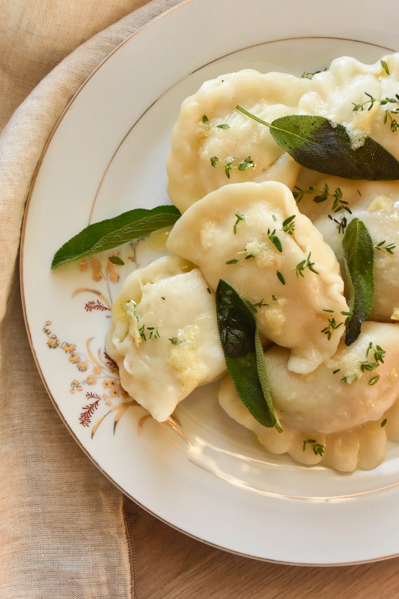pierogi ruskie z masłem szałwiowym
