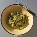 Tagliatelle ze szpinakiem i pieczarką w sosie śmietanowym