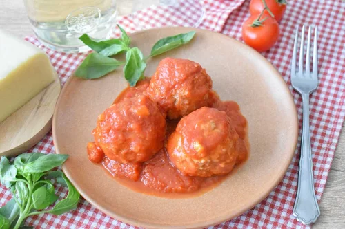 Pulpety duszone w sosie pomidorowym po rzymsku