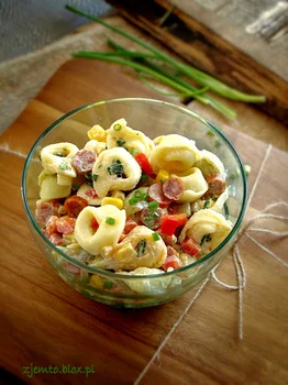 Sałatka tortellini i kabanosem