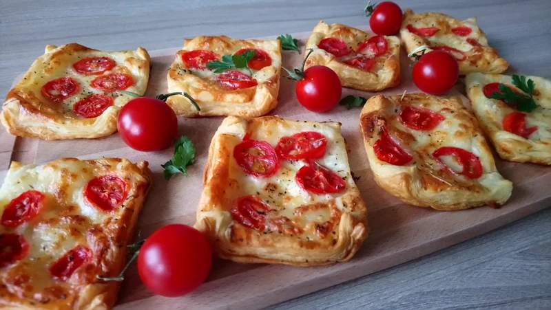 Ciasto francuskie z mozzarella i pomidorami - Przekąski na ciepło
