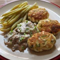 Kotlety jajeczne z sosem pieczarkowym. Przepis krok po kroku