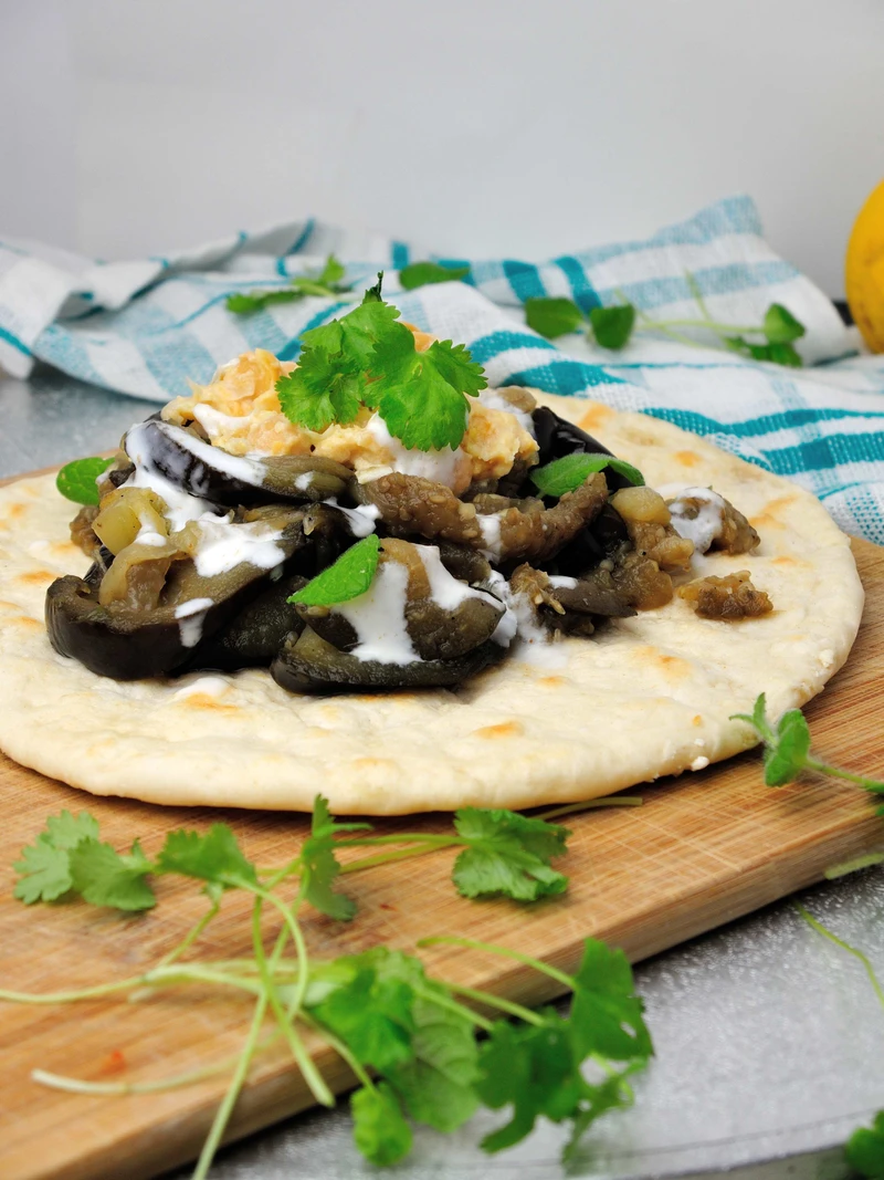 Aromatyczny Bakłażan na Chlebku Pita