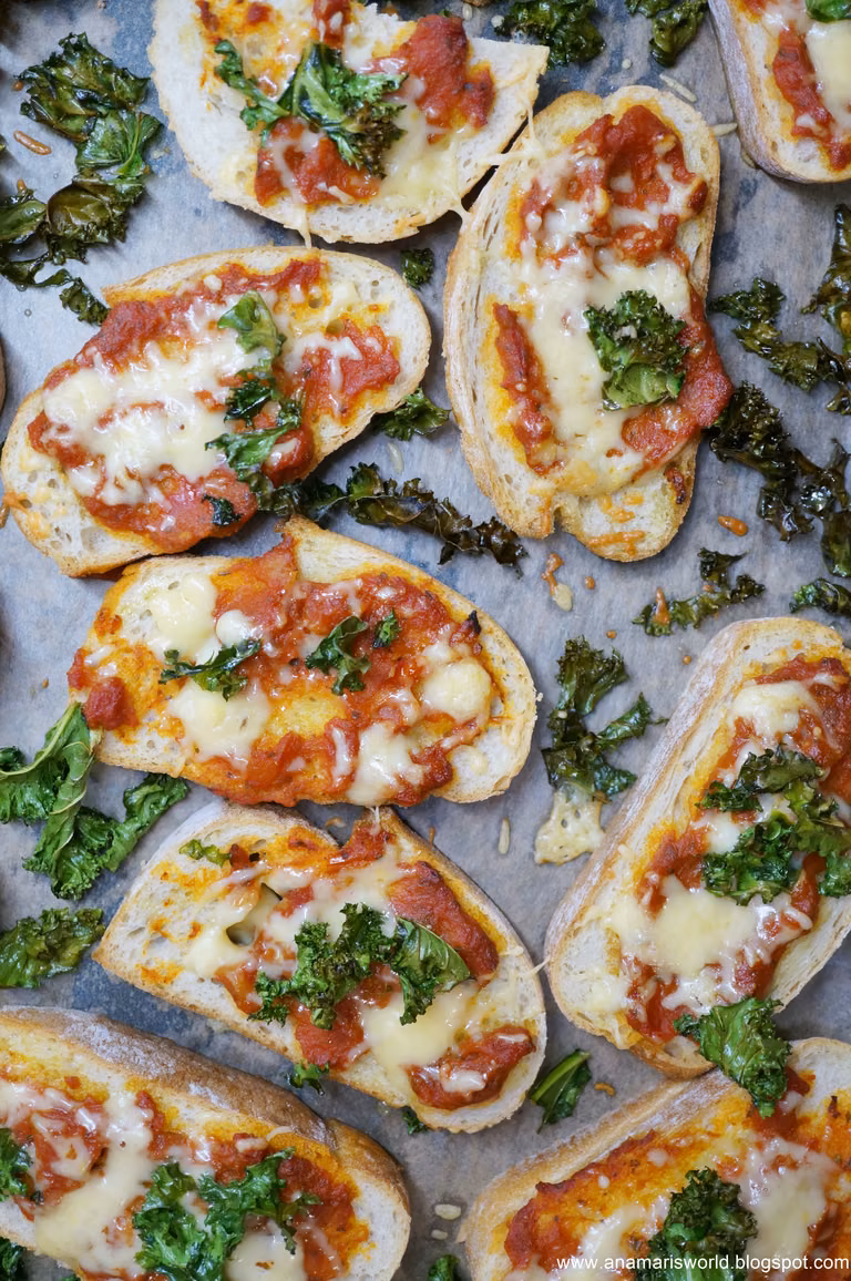 Bruschetta z pomidorami, serem cheddar i jarmużem