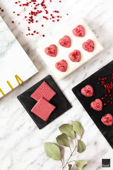 Praliny z różowej czekolady Ruby z masłem orzechowym, czarną porzeczką i czerwonym pieprzem