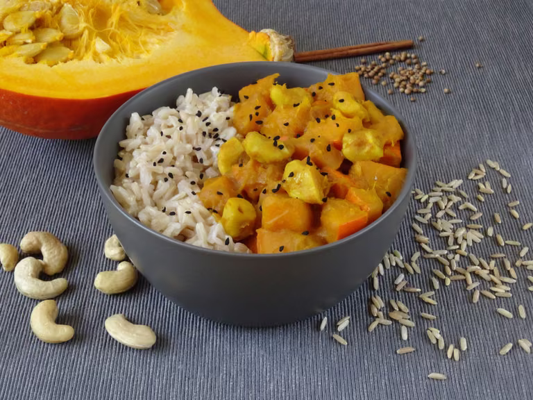Kokosowe curry z dyni z orzechami nerkowca