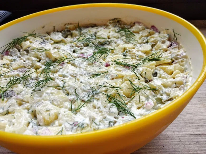 Kartoffelsalat – sałatka ziemniaczana, najlepsza do mięs z grilla