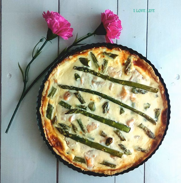 Tarta ze szparagami i łososiem