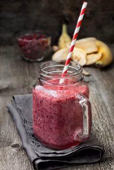 SMOOTHIE Z BANANA I ŻURAWINY