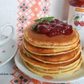 Pancakes jogurtowe z dżemem wiśniowym. Błyskawiczne placuszki jogurtowe.