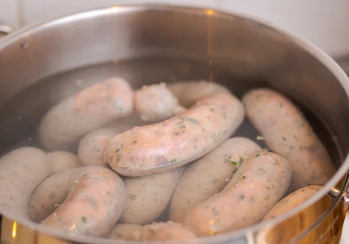 Jak ugotować białą kiełbasę, żeby nie pękła i zachowała soczystość? Sprawdź, co działa najlepiej