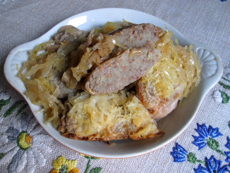 Gołąbki ziemniaczane pieczone na kapuście kiszonej