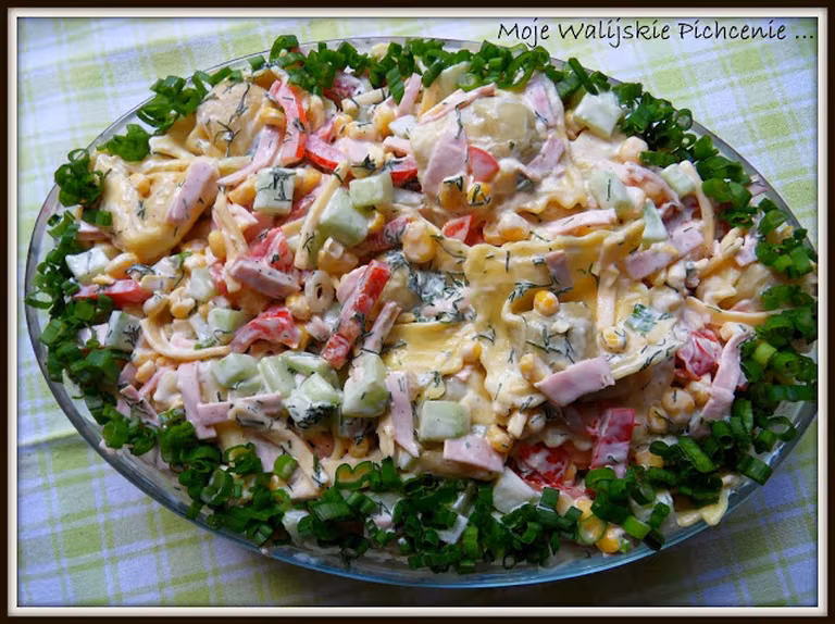 Sałatka z pierożkami ravioli