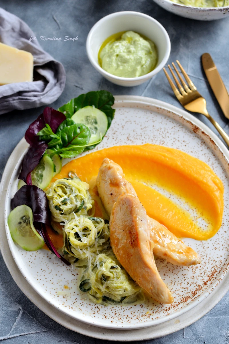 POLĘDWICZKI Z KURCZAKA NA PUREE Z DYNI I MAKARONEM Z CUKINII W PESTO.