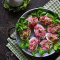 Różowe jajka faszerowane