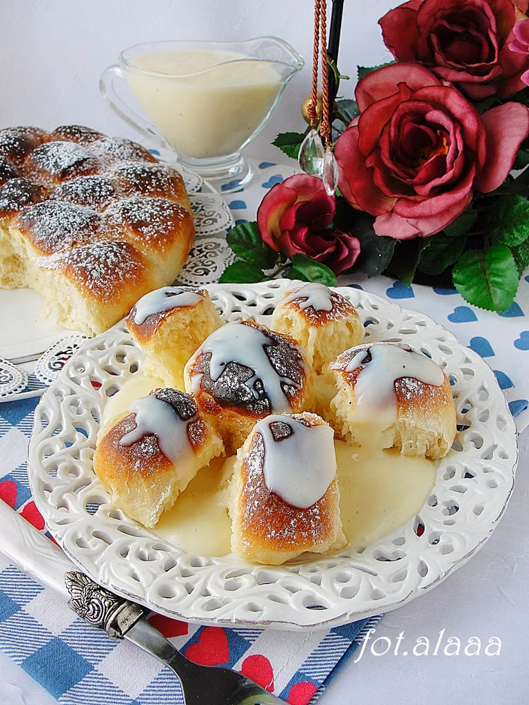 Odrywana drożdżówka z sosem budyniowym