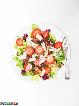 Sałatka z boczkiem i truskawkami