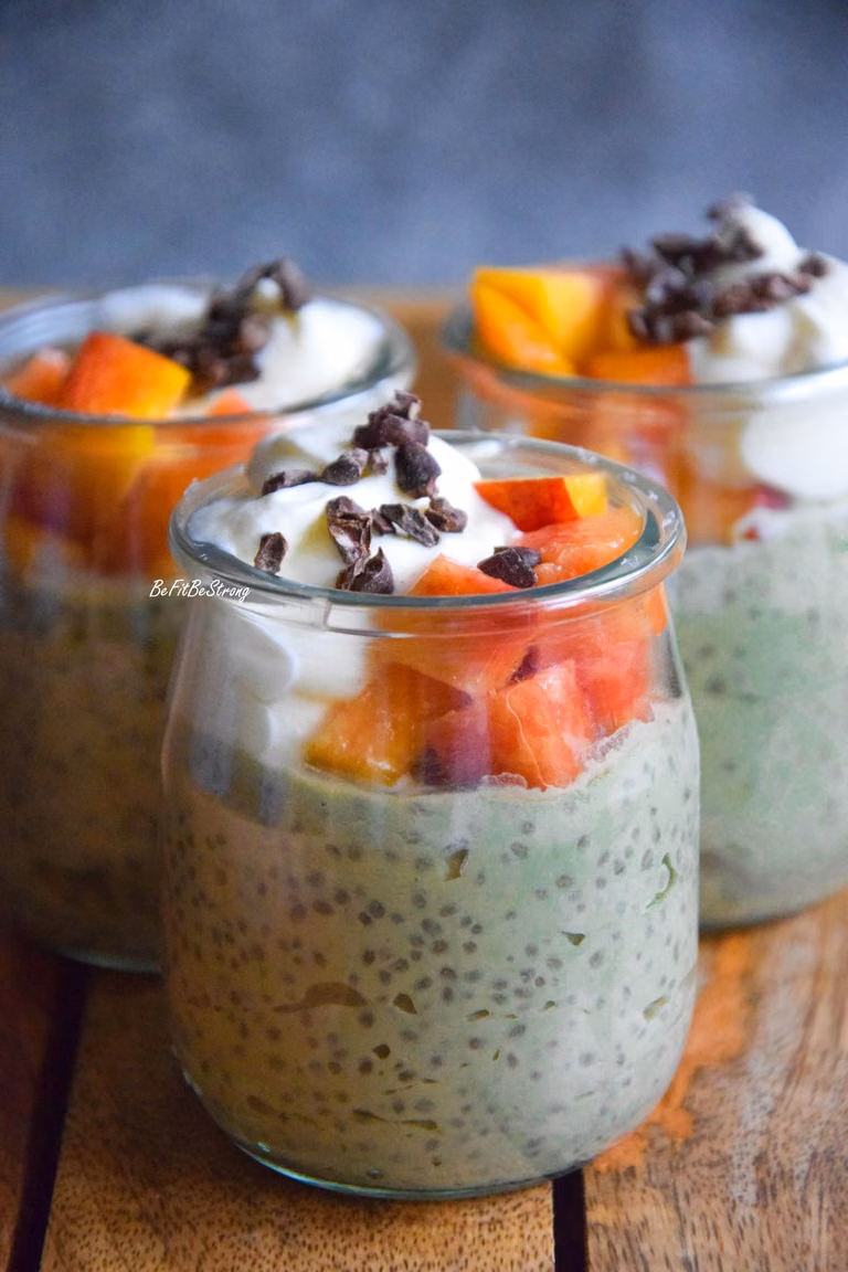 Matcha chia pudding z nektarynką
