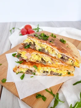Śniadaniowa quesadilla z jajecznicą i pieczarkami
