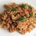 Makaron w sosie z tuńczyka i pomidorów
