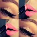 Delikatny róż i czarna mocna kreska