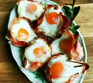Jajka zapiekane w szynce parmeńskiej