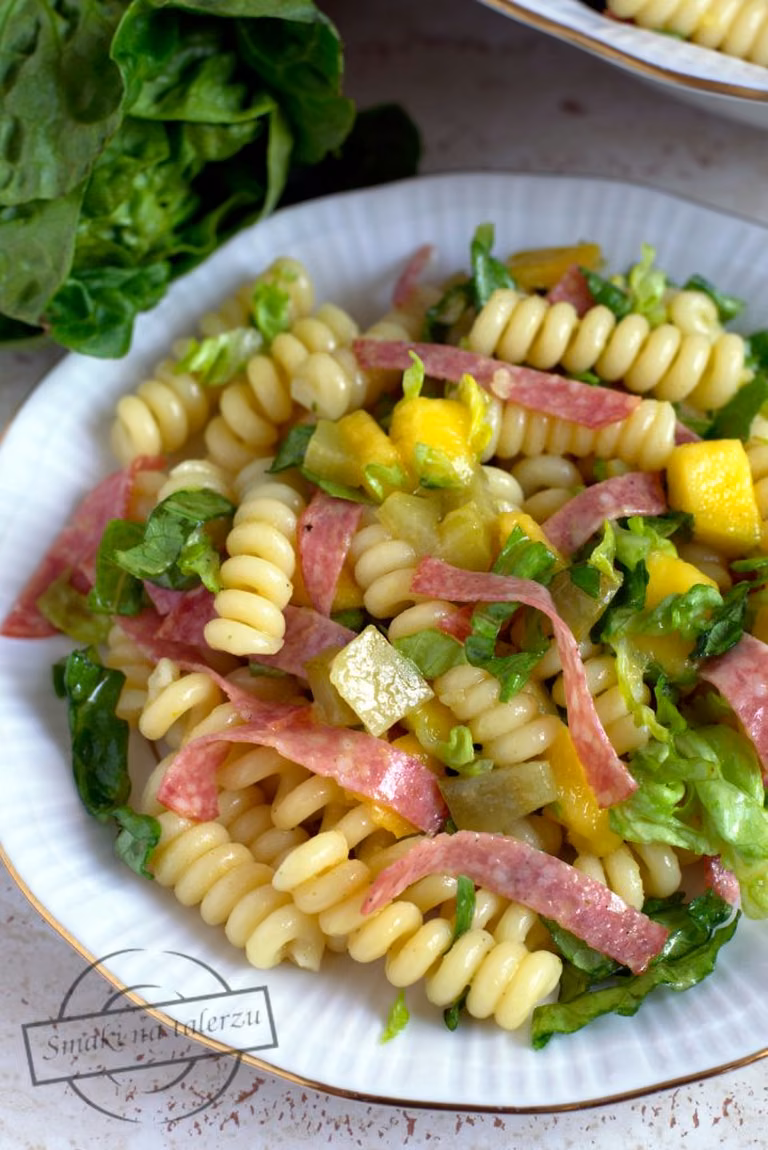 Makaronowa sałatka z mango, ogórkiem i salami