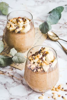 Pudding chia z bananami i masłem orzechowym
