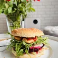 Burger z kurczakiem i pastą z bobu.