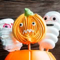 Chrupiące i upiornie pyszne! Bezowe lizaki w halloweenowym stylu, które zrobisz w domu!