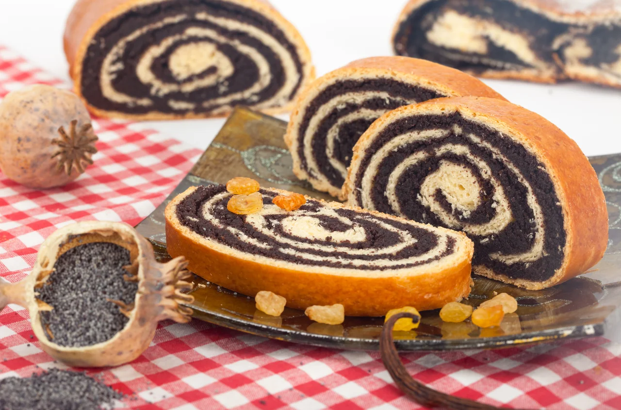 Makowiec pękł w piekarniku? Dowiedz się, co zrobiłeś źle i jak tego uniknąć!