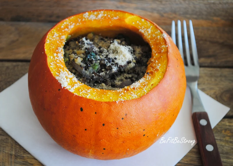 Pieczona dynia  faszerowana quinoa, soczewicą i szpinakiem