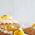 Bruschetta z brzoskwiniami, kozim serem i orzechami nerkowca