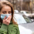 Czujesz duszności nosząc maseczkę? Sprawdź, skąd się to bierze i jak temu zaradzić