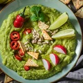Połącz składniki i gotowe! Pikantne guacamole z chrupiącymi dodatkami – zdrowa i pyszna przekąska!