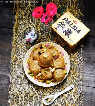 Ladoo ,czyli indyjskie słodkie kulki z ciecierzycy z kardamonem i solonymi pistacjami (Gluten free)