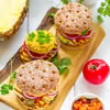 Burgery z ciecierzycy z serem halloumi i relishem z ananasa