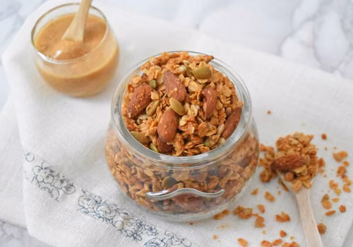 Granola z masłem orzechowym