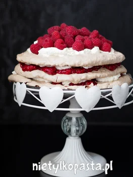 Tort bezowy z malinami