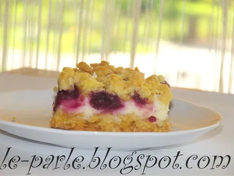 Kruche ciasto z czereśniami, budyniową pianką i kruszonką