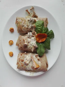 Naleśniki z mąki orkiszowej ze szpinakiem i sosem kurkowym