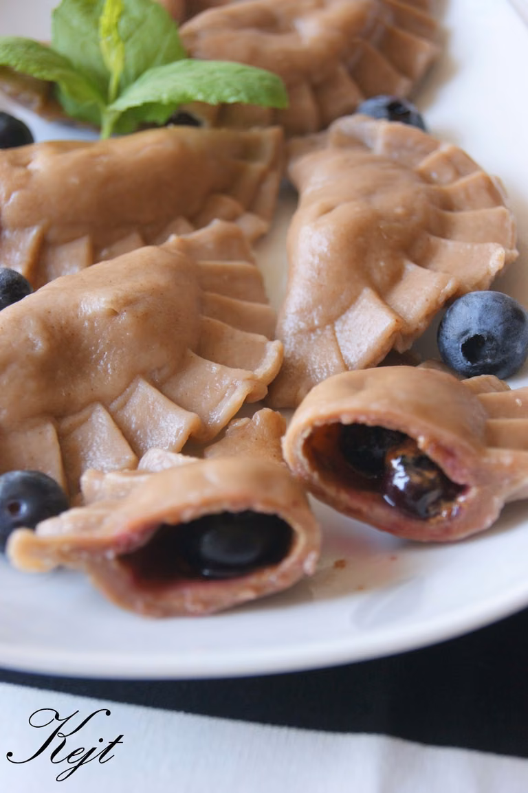 Pierogi czekoladowe z borówkami