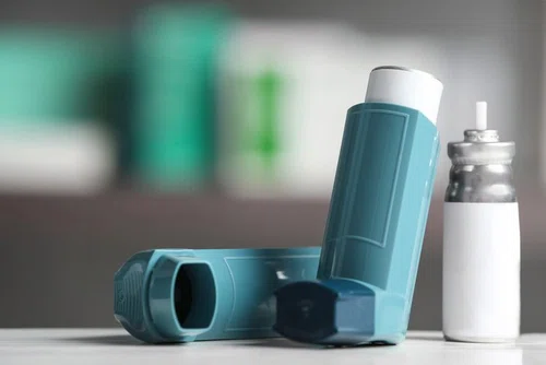 Popularny lek na astmę skuteczny w walce z COVID-19. Czy to działa?