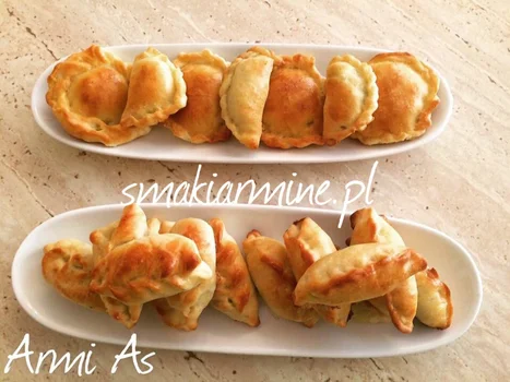 Pieczone pierożki z jajkiem i szczypiorkiem